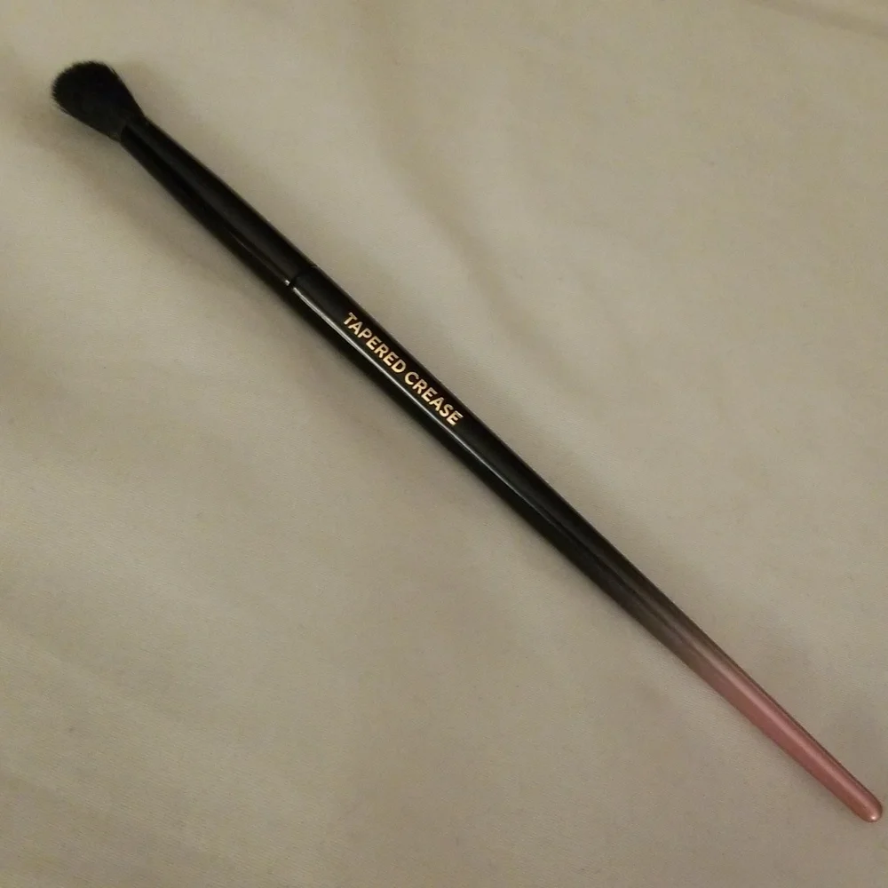 4/25 bundle item. Shades by Shan Tapered Crease Brush